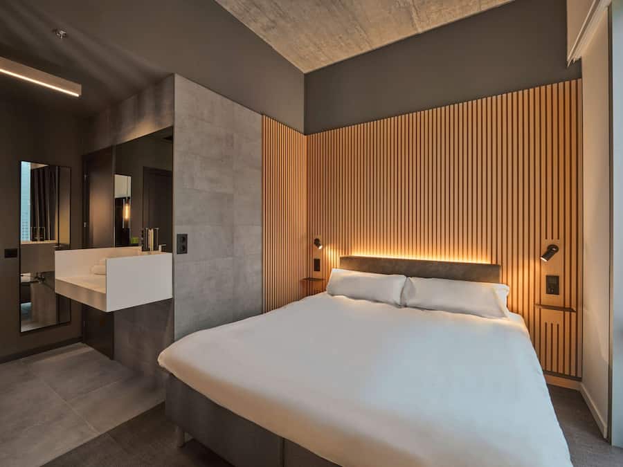 Escritorio, sistema de insonorización y ropa de cama