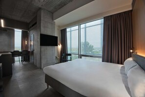 Bureau, chambres insonorisées, draps fournis