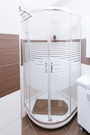 Deluxe Apartment, Multiple Bedrooms, Kitchen, City View | Bathroom | Shower, rainfall showerhead, hair dryer, slippers