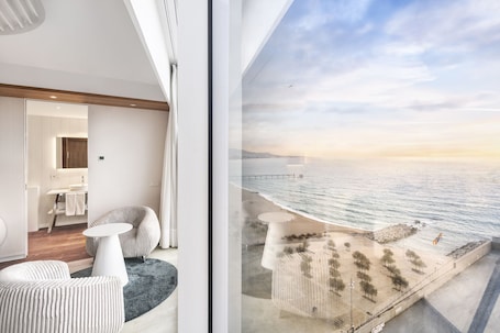 Minibar, desk, soundproofing, free WiFi