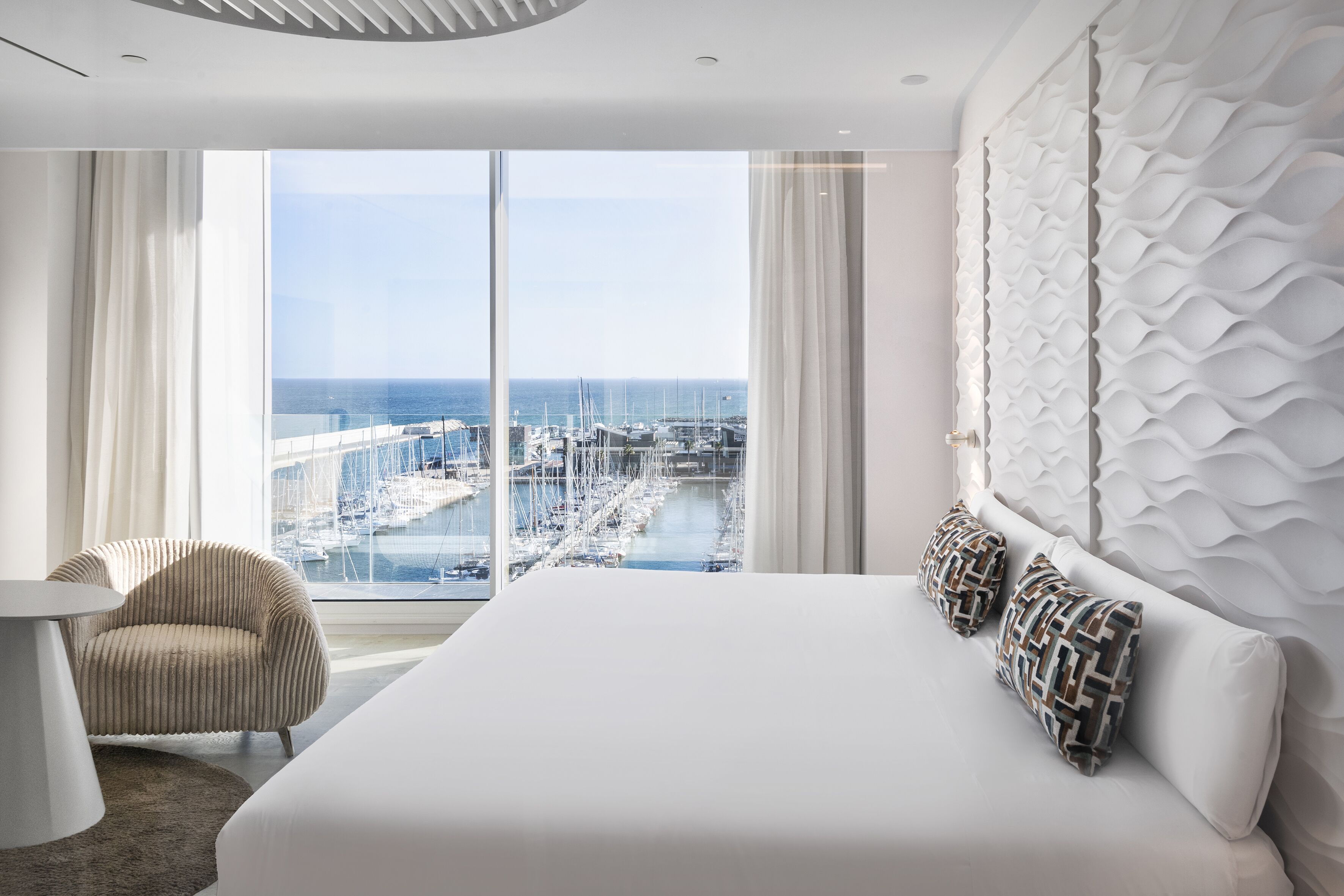 Een minibar, een bureau, geluiddichte muren, gratis wifi