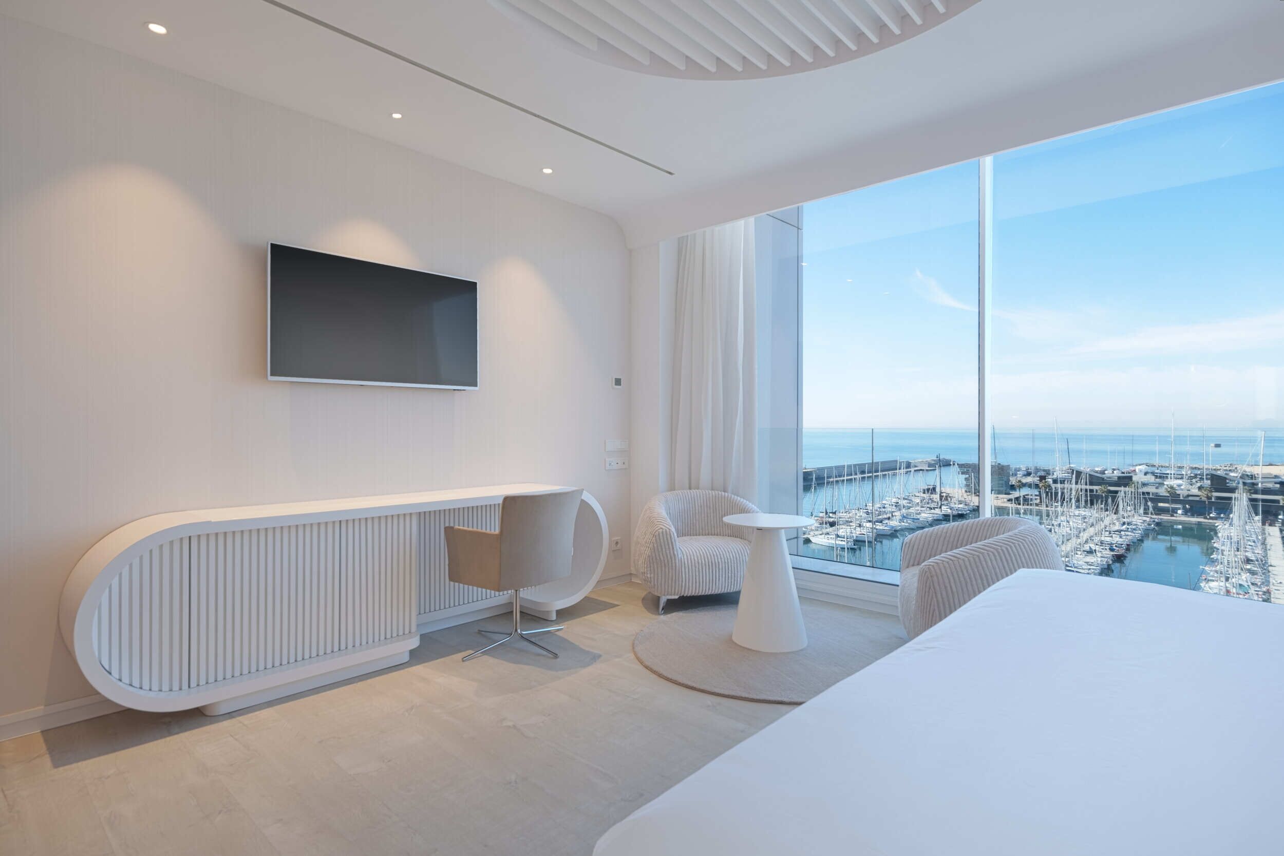 minibar, desk, soundproofing, free wifi