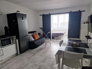 2 bedrooms, desk, iron/ironing board, bed sheets