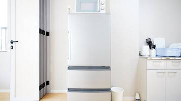 Geladeira, micro-ondas, cooktop, talheres/pratos/utensílios de cozinha