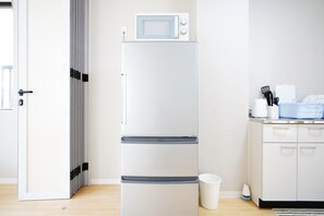 Køleskab, mikrobølgeovn, kogeplade, køkkentøj/tallerkener/redskaber