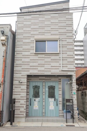 Exterior detail - Nakamichi IKANIKAN Room B  with elevator - Nakamichi IKANIKAN RoomB / Osaka Ōsaka (Osaka)