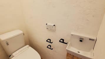 Secador de pelo, toallas, shampoo