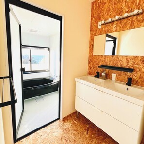 Sèche-cheveux, shampoing