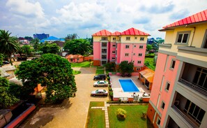 Alberca techada, alberca al aire libre y camas balinesas gratuitas