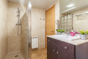 Kylpyamme, hiustenkuivaaja, pyyhkeet