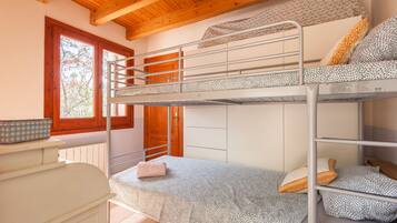 2 bedrooms, iron/ironing board, WiFi (free)