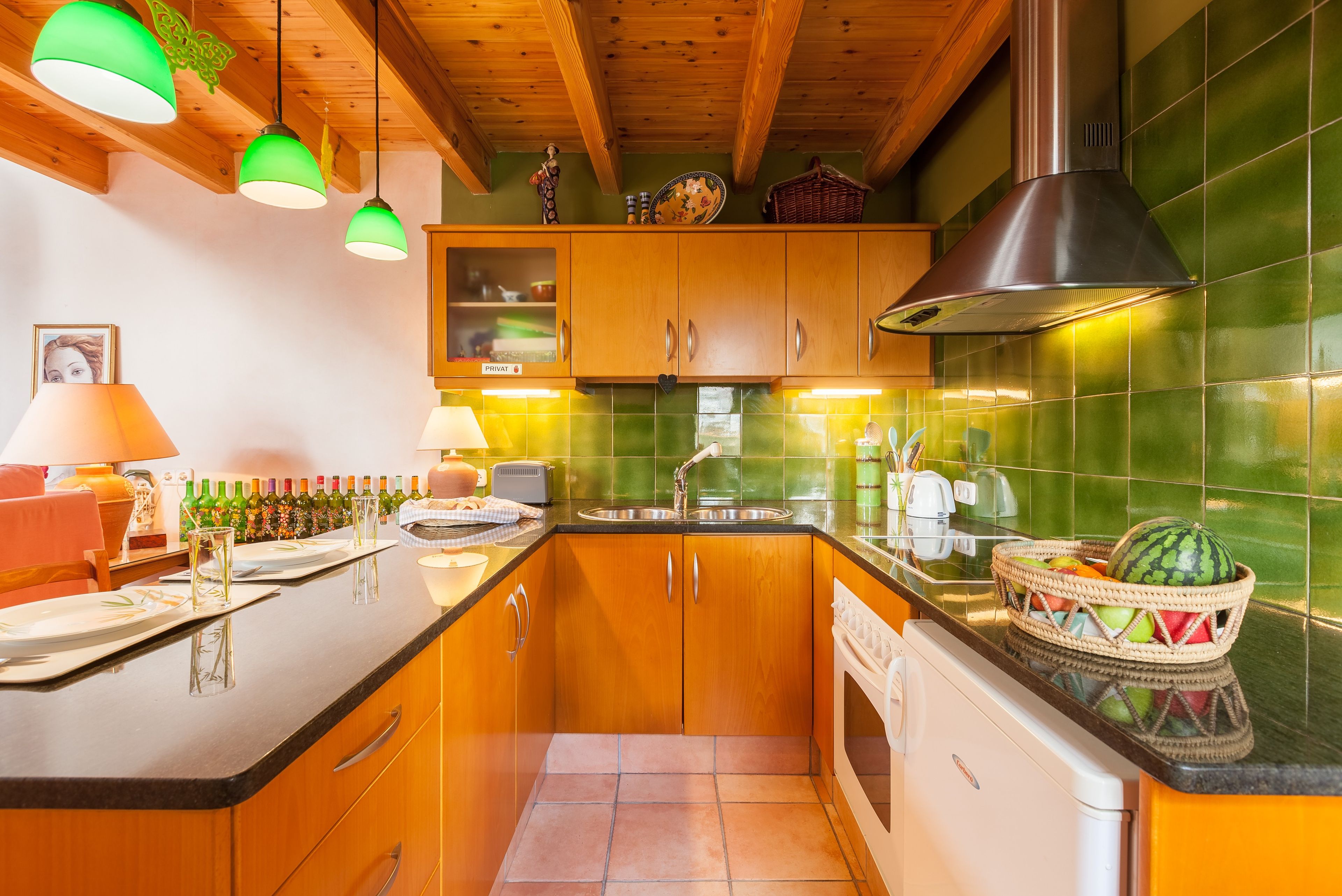 Coffee/tea maker, fridge, oven, stovetop