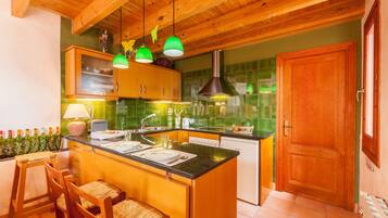 Een koelkast, een oven, een kookplaat, een koffiezetapparaat/waterkoker