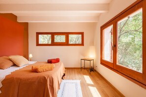 2 bedrooms, iron/ironing board, free WiFi