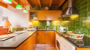 Een koelkast, een oven, een kookplaat, een koffiezetapparaat/waterkoker