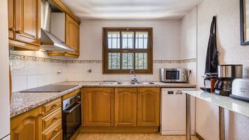 Fridge, oven, stovetop, dishwasher