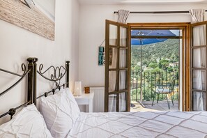 3 bedrooms, free WiFi, bed sheets - Villa "Castell Mirto" with Private Pool, Terraces & Wi-Fi (Calonge)