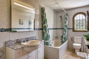 Bathtub, hair dryer, towels - Villa "Castell Mirto" with Private Pool, Terraces & Wi-Fi (Calonge)