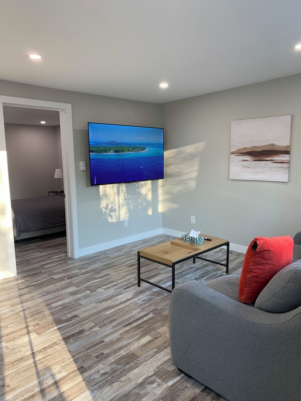 1 bedroom, WiFi, bed sheets - ENTIRE 1 BEDROOM UNIT with Free Parking and Wifi - u5 (Kitchener)