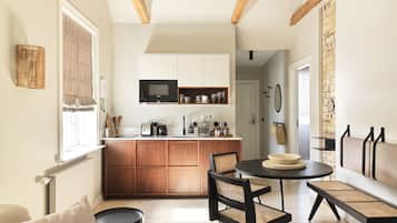 Apartament de luxe, 1 llit de matrimoni gran i sofà llit | Cuina privada | Placa de cuina, cafetera i tetera, torradora i trona
