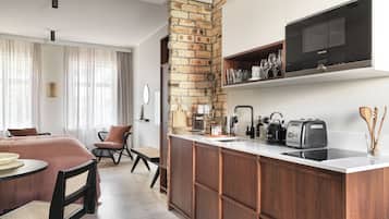 Estudi Deluxe, 1 llit de matrimoni | Cuina privada | Placa de cuina, cafetera i tetera, torradora i trona