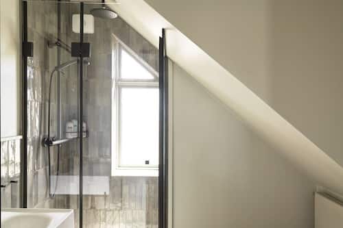 Departamento de lujo, 1 cama King size y sofá cama | Baño | Regadera, secadora de cabello, toallas, shampoo