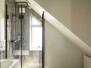 Apartamento de lujo, 1 cama de matrimonio grande con sofá cama | Baño | Ducha, secador de pelo, toallas y champú