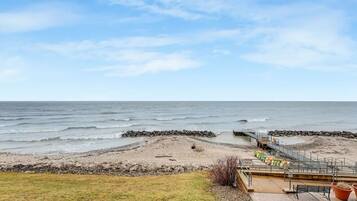 靠近海滩、沙滩椅