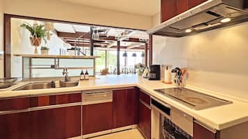 Fridge, microwave, stovetop, cookware/dishes/utensils
