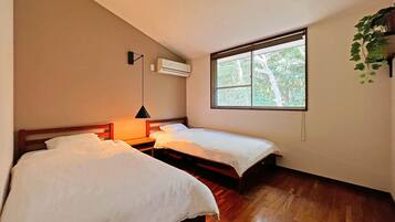 5 bedrooms, desk, iron/ironing board, free WiFi