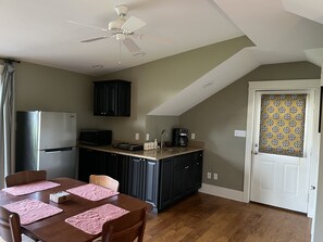 Frigorifero, microonde, macchina per tè/caffè, tostapane