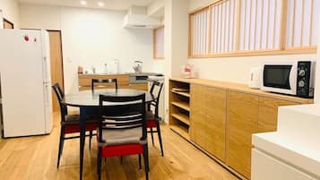 冷蔵庫、電子レンジ、コンロ、調理器具と食器