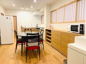 Kühlschrank, Mikrowelle, Herdplatte, Kochgeschirr/Geschirr/Besteck
