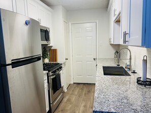 Fridge, microwave, oven, stovetop - Hobby Airport and very affordable your Home Away from Home (Pasadena)