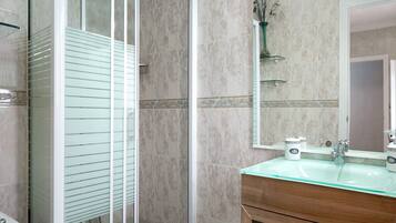 Shower, free toiletries, hair dryer, towels