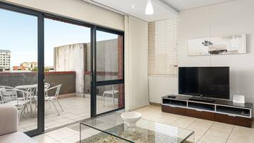 Exclusive-studiosviitti | Oleskelualue | 40âtuumainen taulutelevisio, jossa kaapelikanavat