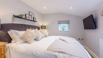 3 bedrooms, travel cot, WiFi, bed sheets