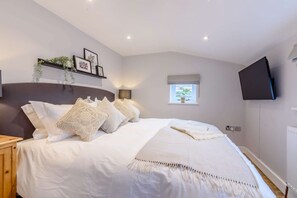 3 عدّة غرف نوم وسرير سفر وواي فاي وملاءات أسرّة