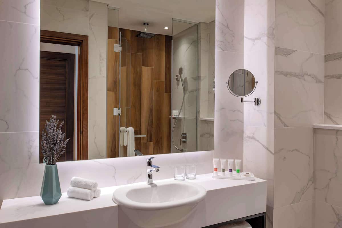 Een douche, milieuvriendelijke toiletartikelen, een haardroger
