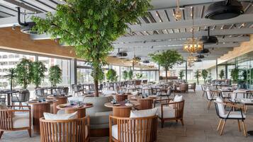 3 Restaurants; Abendessen und Brunch werden serviert
