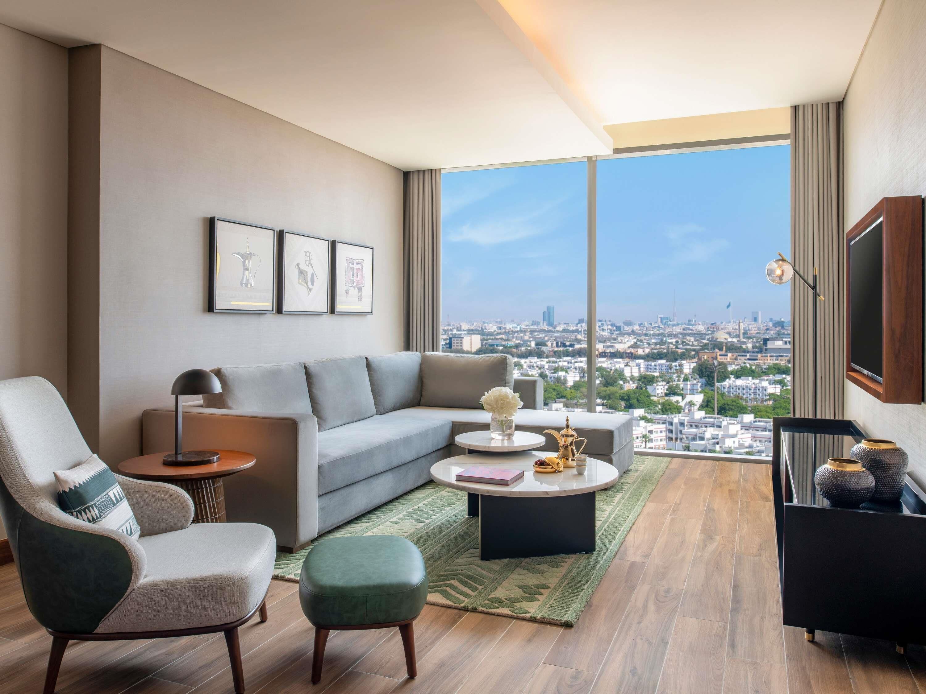 Luxe beddengoed, een minibar, individueel gemeubileerd