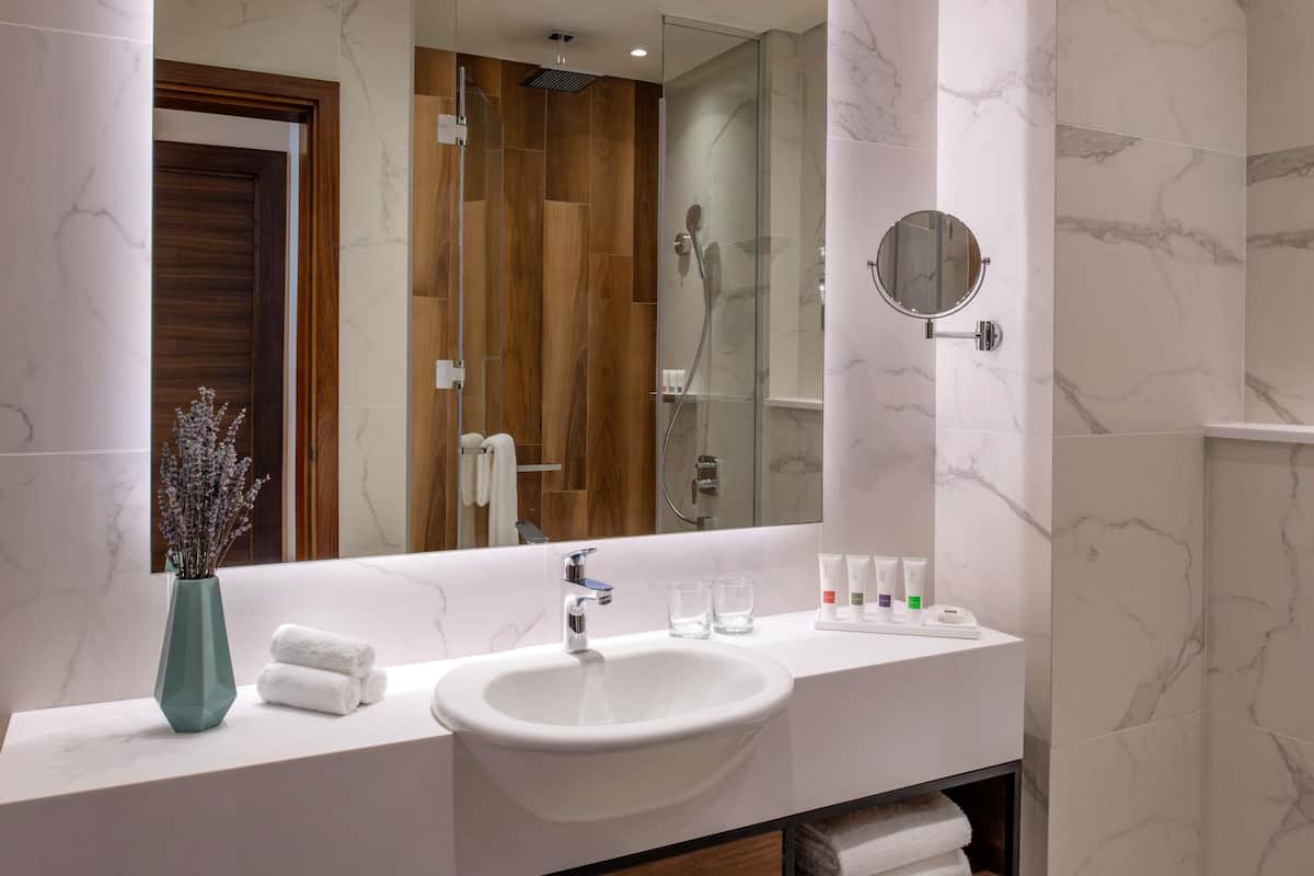 1 quarto, roupas de cama premium, frigobar, individualmente mobiliados