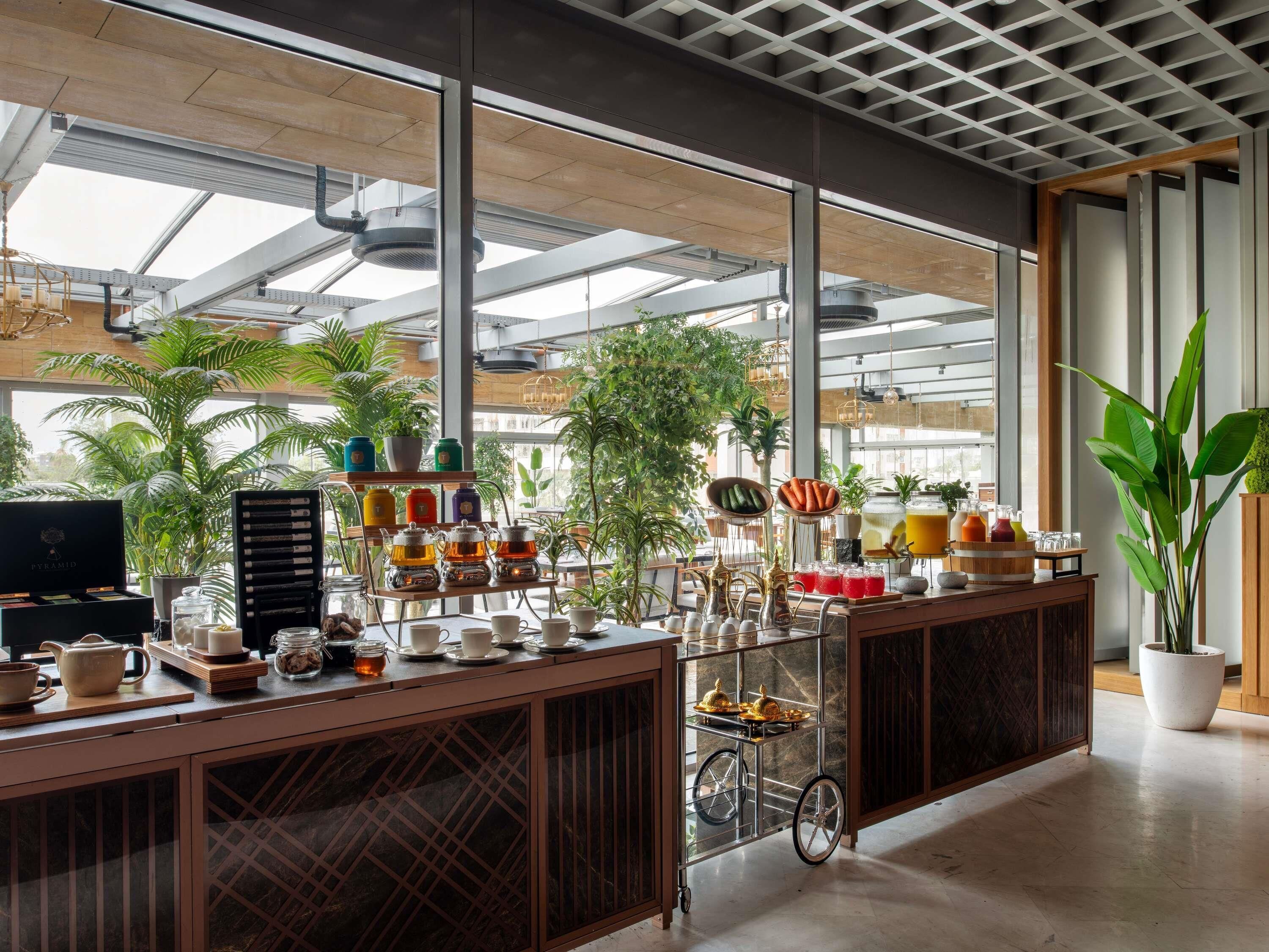 3 restaurantes, se sirven cenas, brunch y cocina asiática