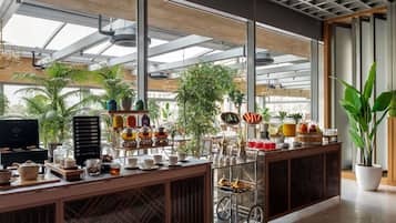 3 restaurants, dinner, brunch served; Asian cuisine