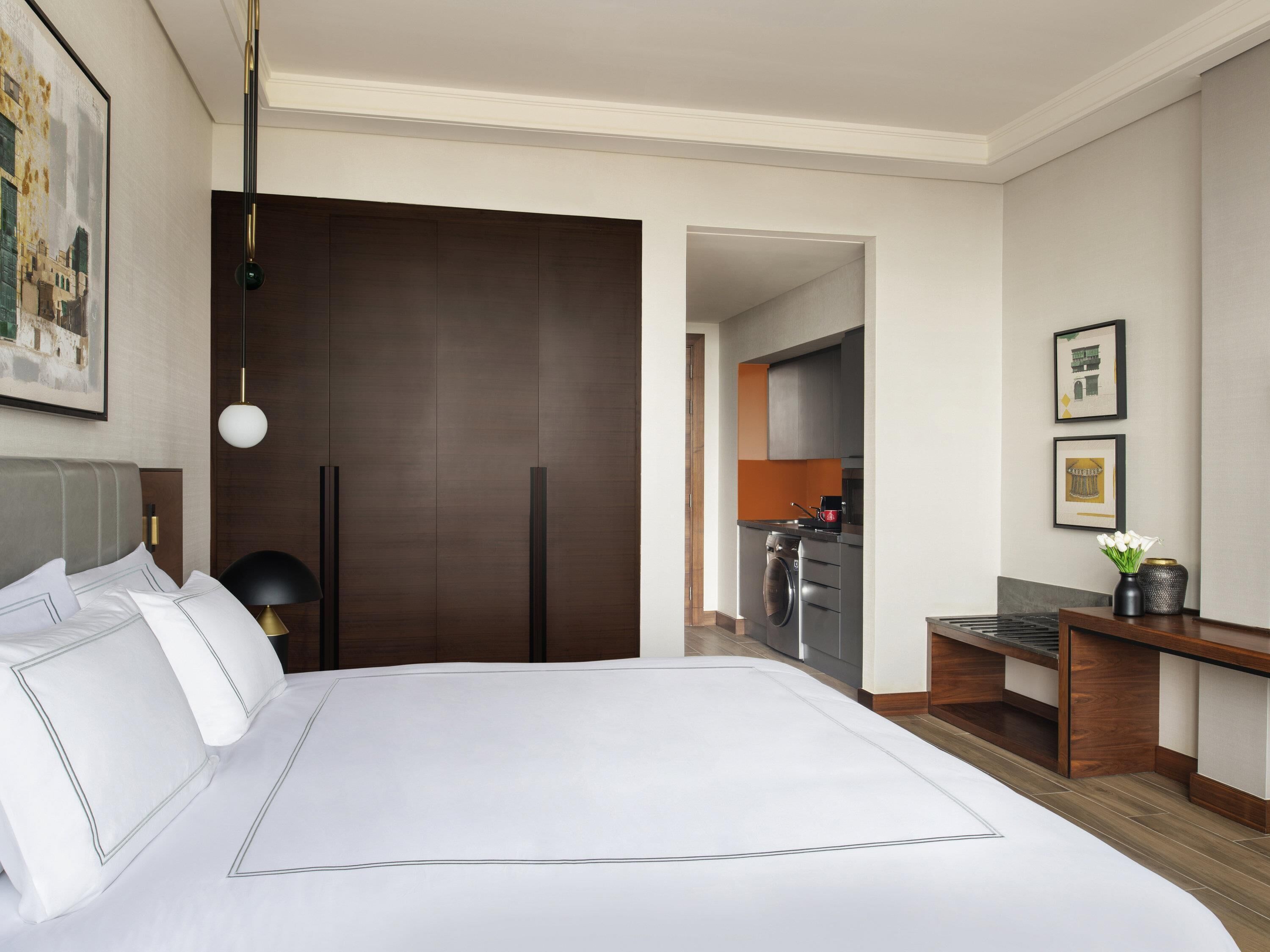 Swiss Advantage Studio King | Seprai premium, minibar, dan dilengkapi dengan perabotan berbeda-beda