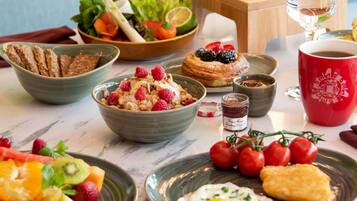 Sarapan ala kontinental setiap hari (SAR 100 per orang)