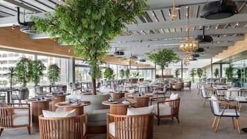 3 restaurants; dinner and brunch served