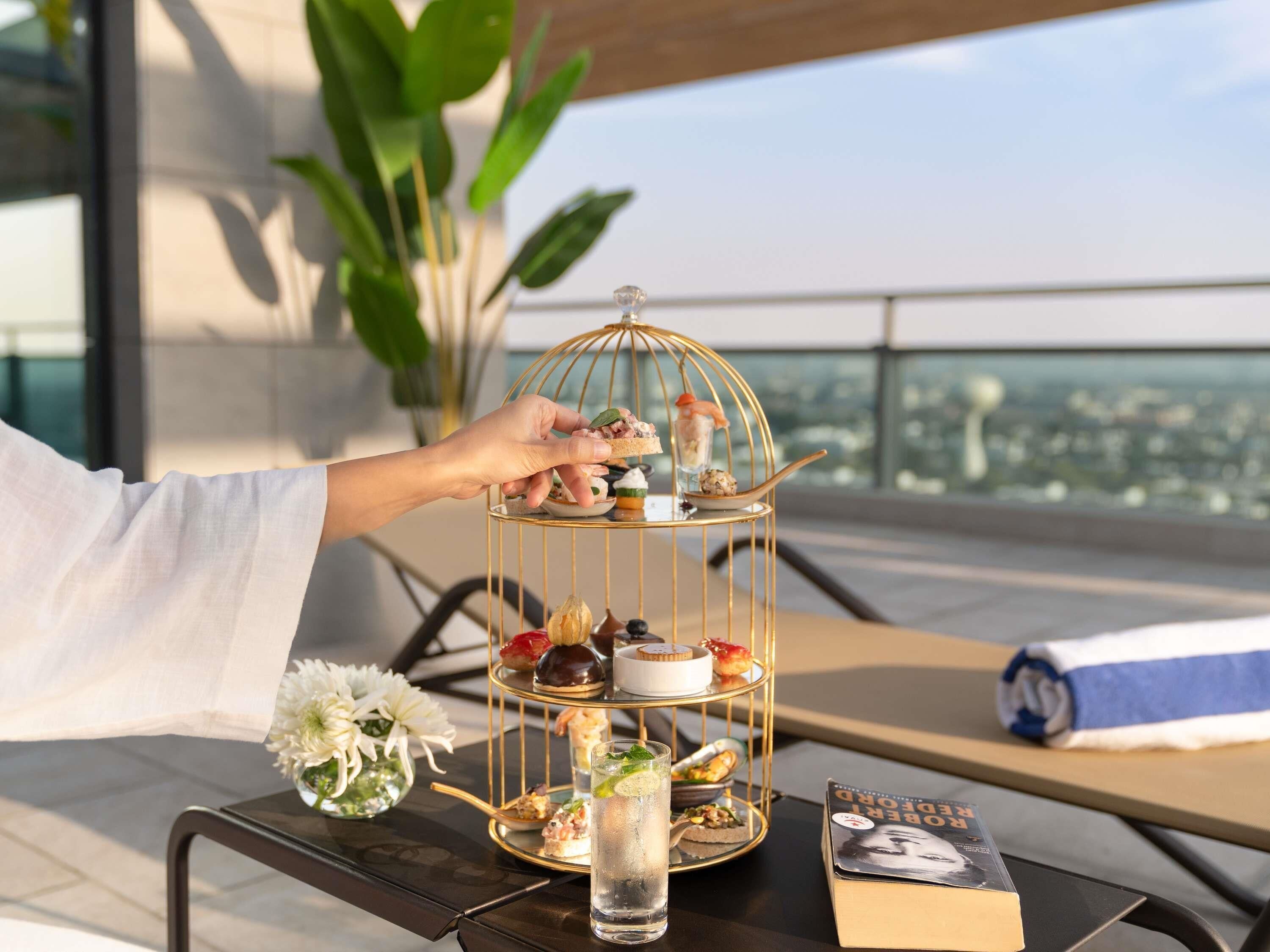 Hồ bơi ngoài trời, mở cửa từ 8:00 đến 18:00, ghế dài tắm nắng 