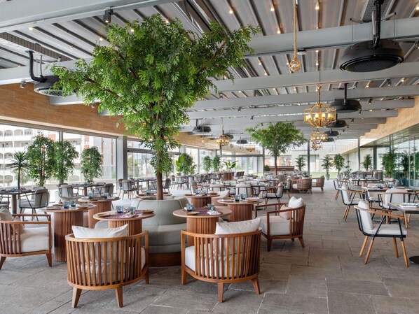 3 restaurants, dinner, brunch served; Asian cuisine  - Swissotel Living Jeddah (Jeddah)