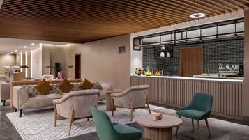 Un interior moderno con barra, asientos y techo de madera.